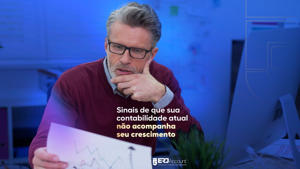 Contador preocupado olhando para seus papeis pensando na possibilidade de trocar de contabilidade