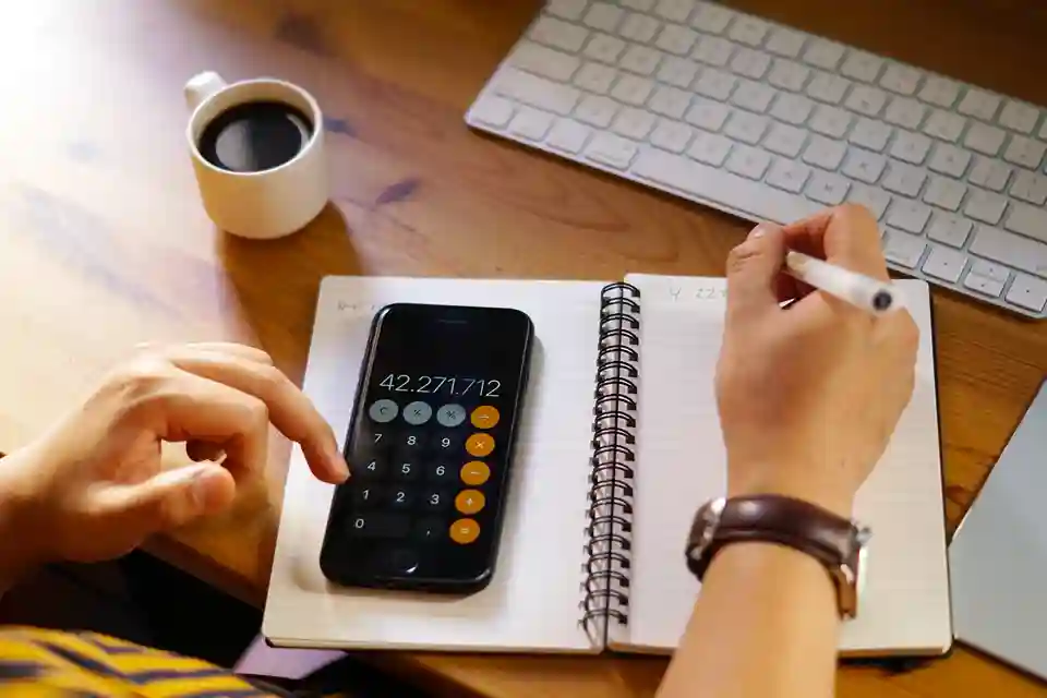 Closeup Shot Entrepreneur Working From Home Doing Calculations 11zon 11zon - ERJ Assessoria Contábil e Tributaria