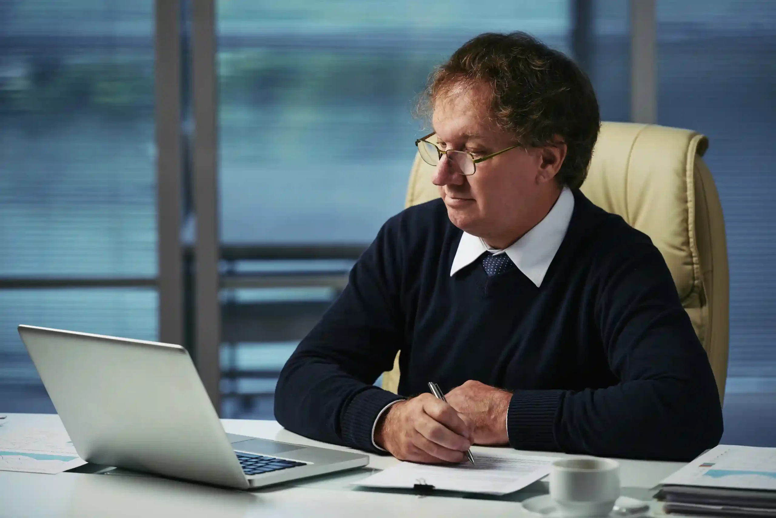 Medium Shot Business Manager Preparing Report Executive Board 11zon 11zon - ERJ Assessoria Contábil e Tributaria